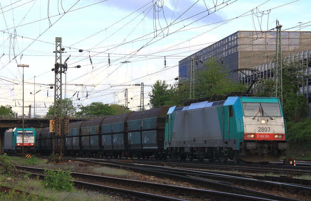 Die Cobra 2807 kommt mit einem Kokszug aus Belgien und fhrt in Aachen-West ein und im Hintergrund rangiert die Cobra 2814 bei Sonne mit Wolken am 9.5.2012.