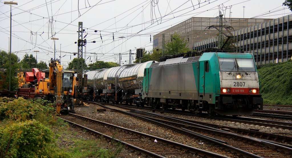 Die Cobra 2807 kommt mit einem  Kesselzug aus Antwerpen-BASF(B) nach Ludwigshafen-BASF(D) und f�hrt in Aachen-West ein am Abend des 21.9.2012.