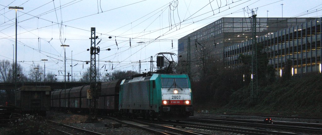 Die Cobra 2807 kommt mit einem sehr langen  Kokszug aus Belgien und fhrt in Aachen-West ein in der Abendstimmung am 2.1.2013.