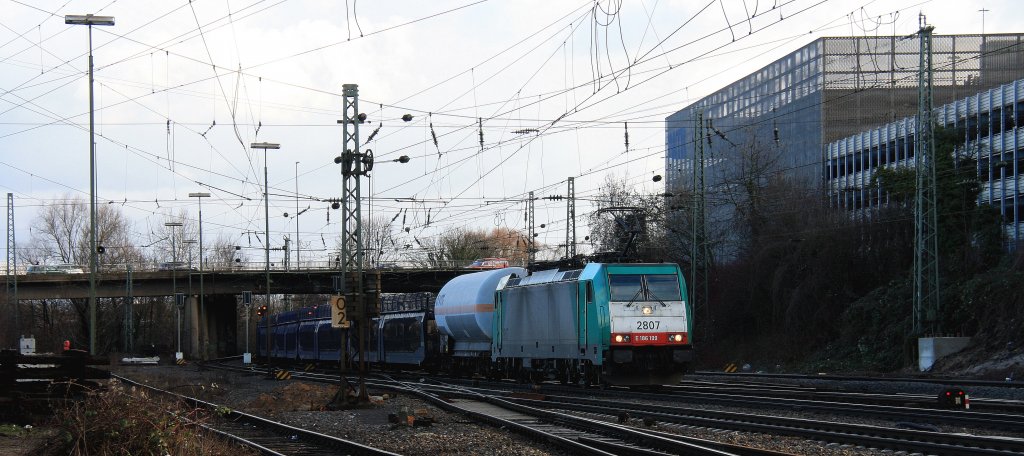 Die Cobra 2807 kommt mit einem lagen gemischten Gterzug aus Antwerpen-Noord(B) nach Kln-Gremberg und fhrt in Aachen-West ein bei Sonnenschein am 2.2.2013.