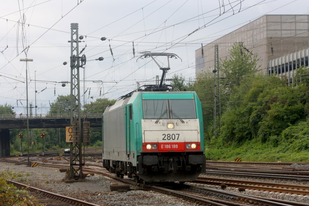 Die Cobra 2807 rangiert in Aachen-West bei Wolken.
9.7.2011