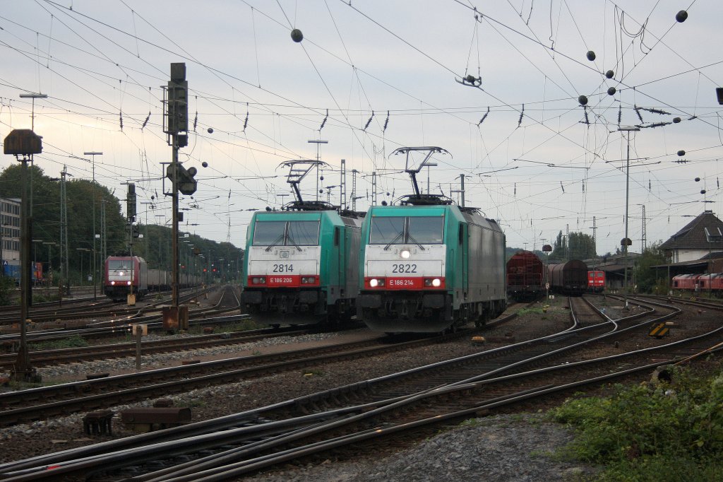 Die Cobra 2807 rangiert in Aachen-West auf dem Nachbargleis  steht die Cobra 2814 mit einem Containerzug und im Hintergrund steht eine   Class 66 PB12  von Crossrail abgestellt in Aachen-West bei Sonne und Wolken.
21.9.2011