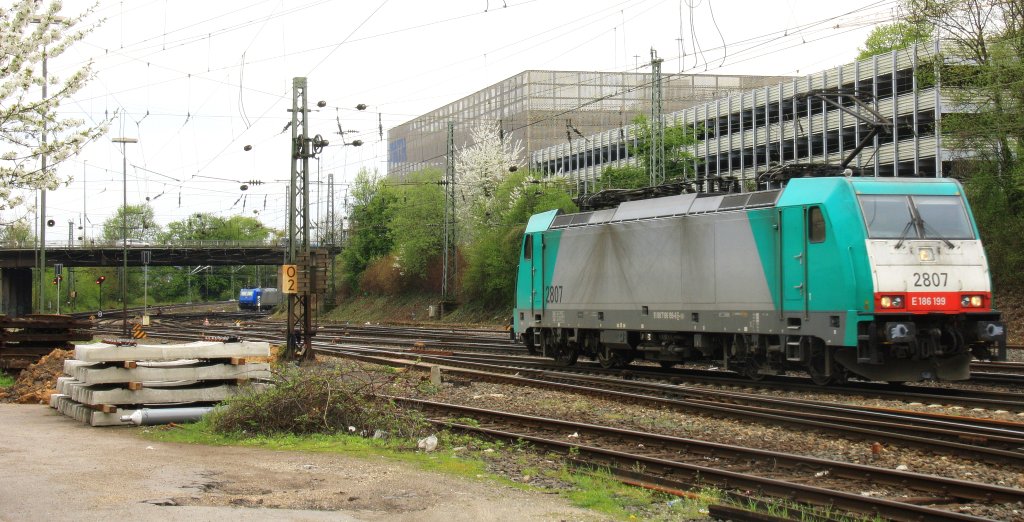 Die Cobra 2807 rangiert in Aachen-West und im Hintergrund steht eine 185 535-2  und die 145 CL-202 beide von Crossrail auf dem  Abstellgleis bei Sonne Wolken am 28.4.2013.