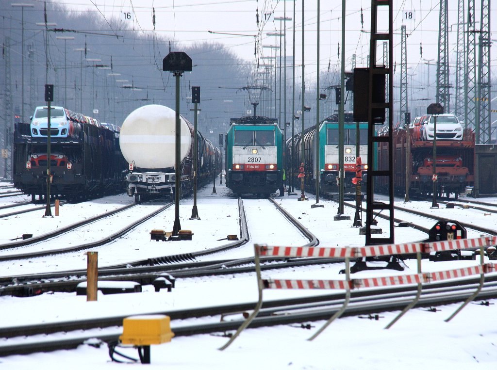 Die Cobra 2807 steht in Aachen-West  mit einem Containerzug und wartet auf die Abfahrt nach Antwerpen-Oorderen(B) bei Winterwetter am 20.1.2013.