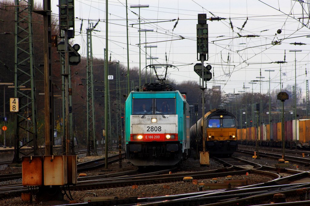 Die Cobra 2808 fhrt mit einem Containerzug von Aachen-West nach Belgien und im Hintergund steht eine Class 66 DE6306 von DLC Railways steht mit einem Silozug und wartet auf die Abfahrt nach Belgien.
11.12.2011