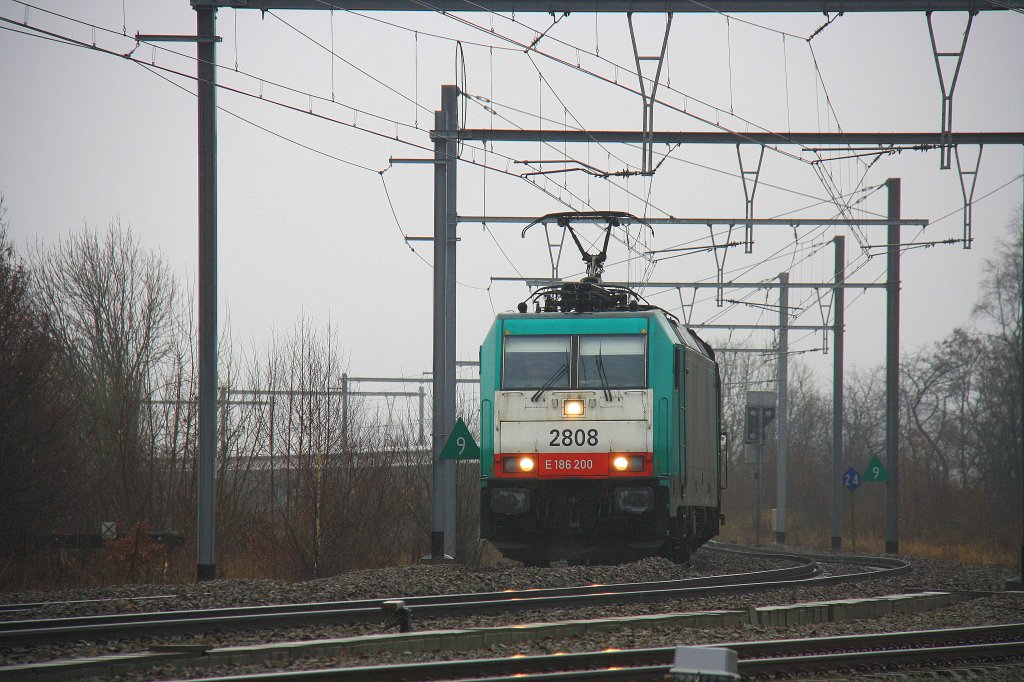 Die Cobra 2808 fhrt mit einem Papierzug aus Aachen-West und fhrt durch Montzen-Gare Richtung Vise bei Nieselregen am 31.12.2011.

