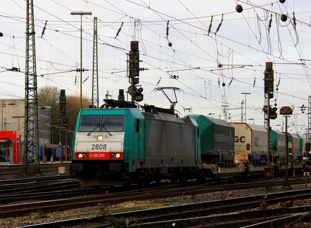 Die Cobra 2808 fhrt mit einem italienischen Glastransporterzug von Aachen-West nach Charleroi Dry Port(B) am 14.1.2012.
