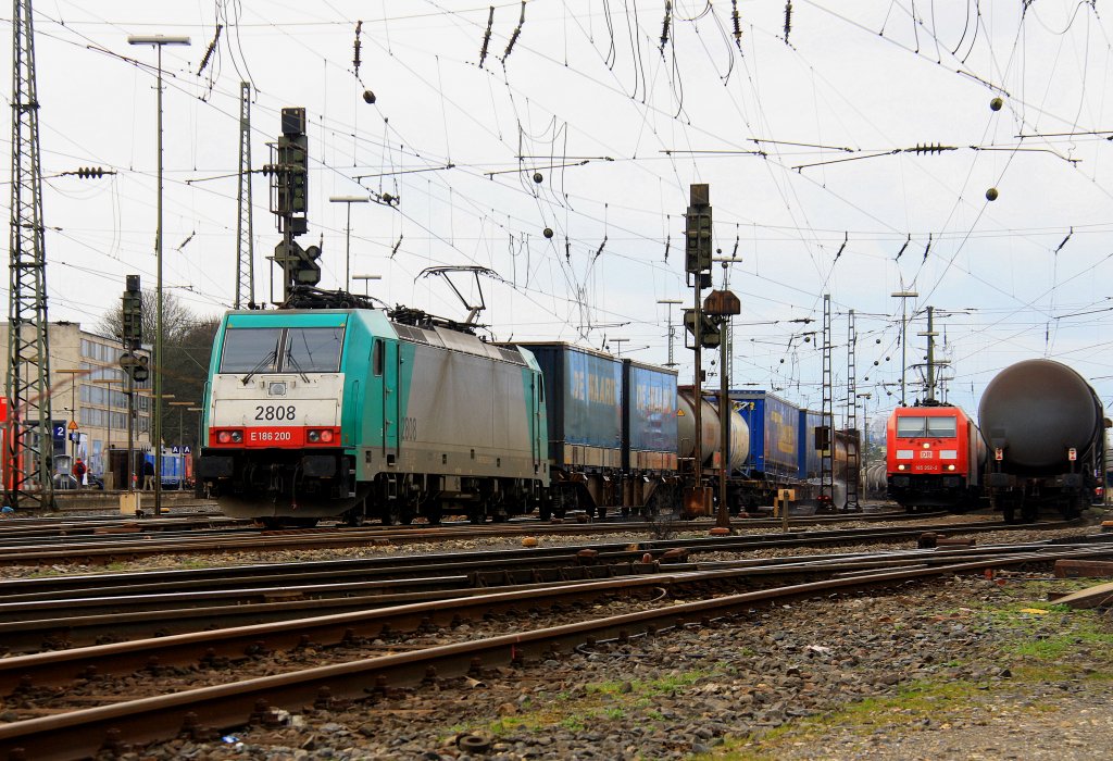 Die Cobra 2808 fhrt mit einem Containerzug von Aachen-West nach Belgien bei Wolken am 18.3.2012. 
