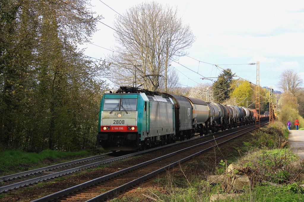 Die Cobra 2808 fhrt mit einem gemischten Gterzug aus Kln-Gremberg nach Antwerpen-Noord(B) und kommt die Montzenroute von Aachen-West nach Belgien hochgefahren.
Aufgenommen am Gemmenicher-Weg bei Sonnenschein am 19.4.2012.
