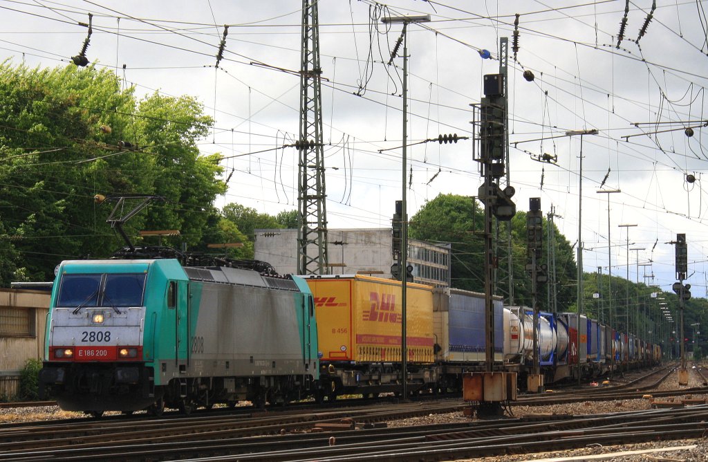 Die Cobra 2808 fhrt mit einem langen Containerzug aus Gallarate(I) nach Antwerpen-Oorderen(B) bei der Abfahrt aus Aachen-West und fhrt in Richtung Montzen/Belgien  bei Sonne und Regenwolken am 23.6.2013.