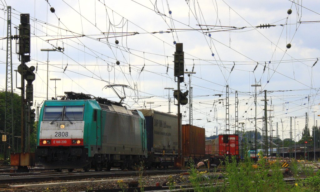 Die Cobra 2808  fhrt mit einem langen Containerzug aus Gallarate(I) nach Zeebrugge(B) bei der Ausfahrt aus Aachen-West und fhrt in Richtung Montzen/Belgien bei Sonne und Wolken am 29.6.2013.