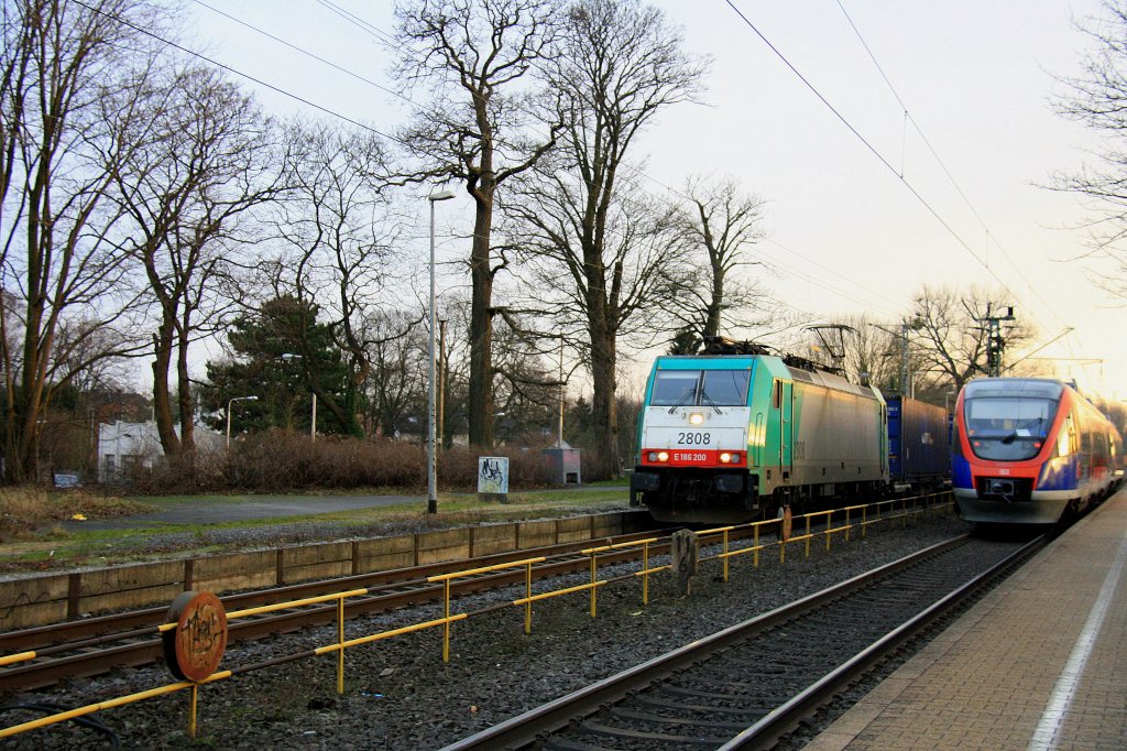 Die Cobra 2808 kommt aus Richtung Aachen-West mit einem Containerzug in Richtung Herzogenrath.
Aufgenommen bei der Durchfahrt in Kohlscheid am 6.3.2012.
