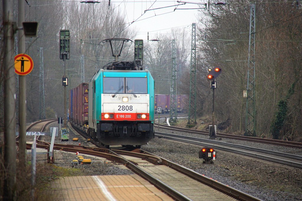 Die Cobra 2808 kommt mit einem ECS-Containerzug aus Aachen-West und fhrt nach Duisburg-Rheinhausen.
Aufgenommen bei der Durchfahrt durch Kohlscheid bei Wolken am 13.3.2012.