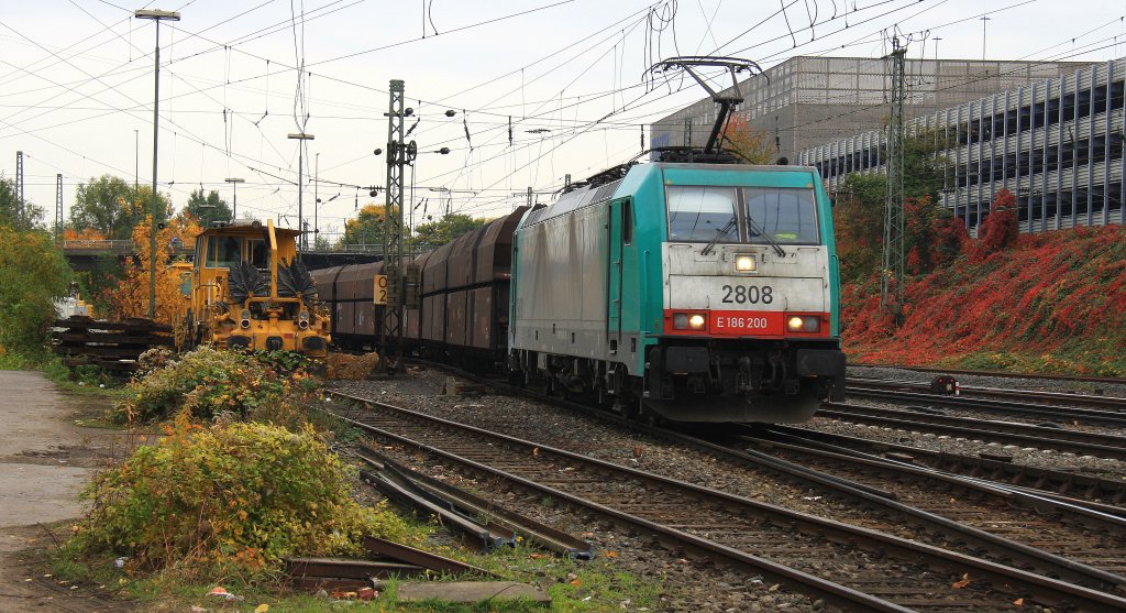 Die Cobra 2808 kommt mit einem sehr langen Kokszug aus Belgien und fhrt in Aachen-West ein bei Herbstwetter am 20.10.2012.