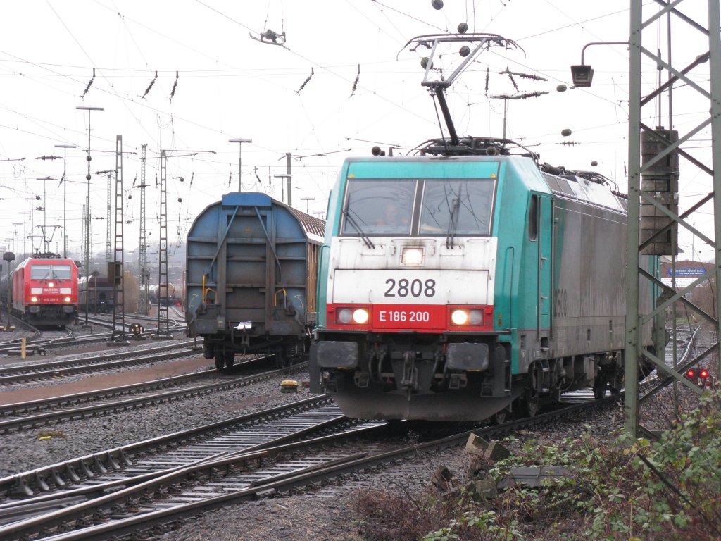 Die Cobra 2808 rangiert in Aachen-West im Hintergrund stehen zwei BR 185 mit einem langen Kesselzug und fhrt spter nach Kln.
12.12.2010