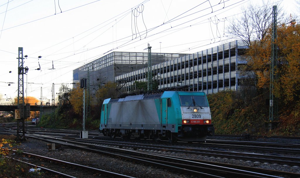 Die Cobra 2809 kommt als Lokzug aus Belgien und fhrt in Aachen-West ein bei Goldenem Novemberwetter am 22.11.2012.