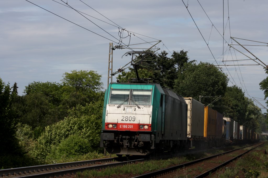 Die Cobra 2809 kommt mit einem gemischten Containerzug von Aachen-West nach Belgien f�hrt den Gemmenicher-Weg hoch bei Sonne.
28.5.2011