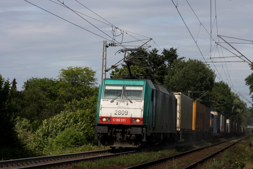 Die Cobra 2809 kommt mit einem gemischten Containerzug von Aachen-West nach Belgien fhrt den Gemmenicher-Weg hoch bei Sonne.
28.5.2011