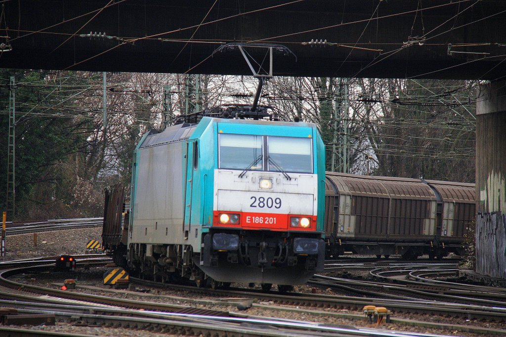 Die Cobra 2809 kommt mit einem gemischten Gterzug aus Kln-Gremberg und fhrt in Aachen-West ein am 29.12.2011.