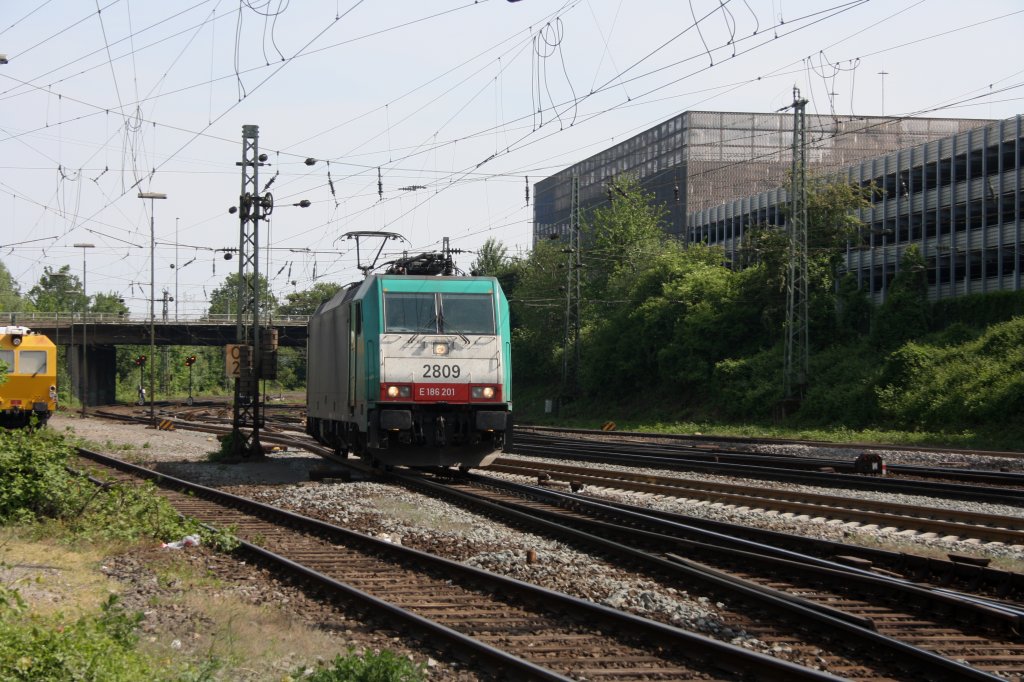 Die Cobra 2809 rangiert in Aachen-West bei Sommerwetter. 7.5.2011