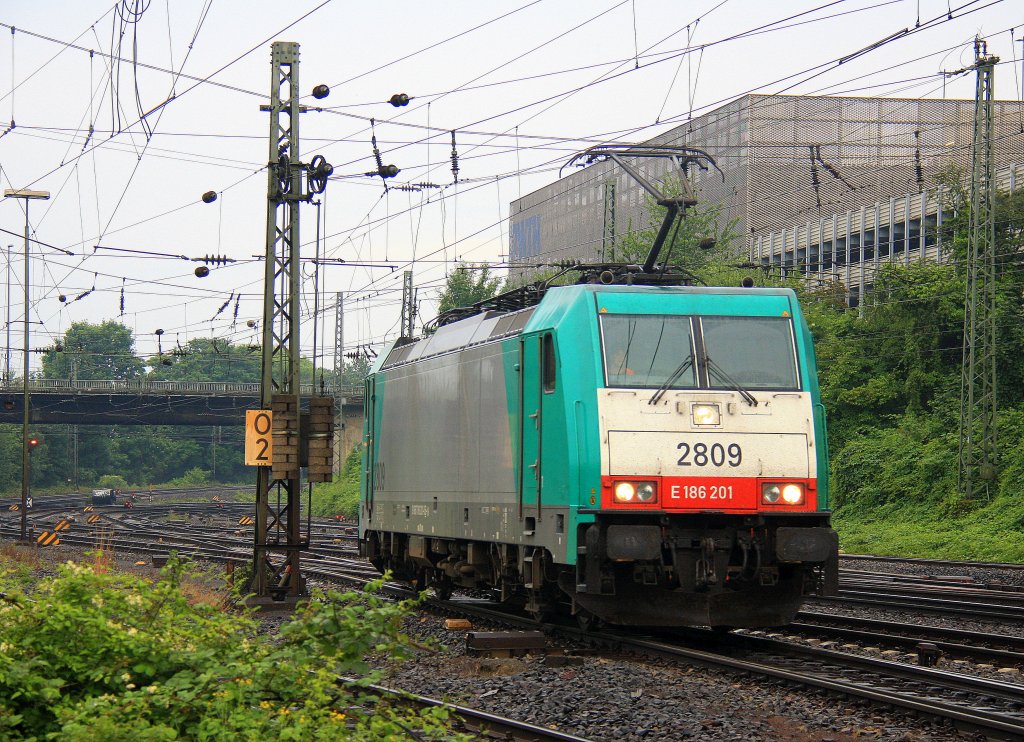 Die Cobra 2809 rangiert in Aachen-West bei Sommerregen am 5.7.2012.