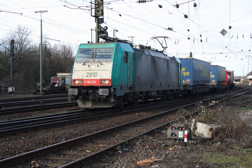 Die Cobra 2810 fhrt mit einem gemischten LKW-Zug von Aachen-West nach Montzen/Belgien.
16.1.2011