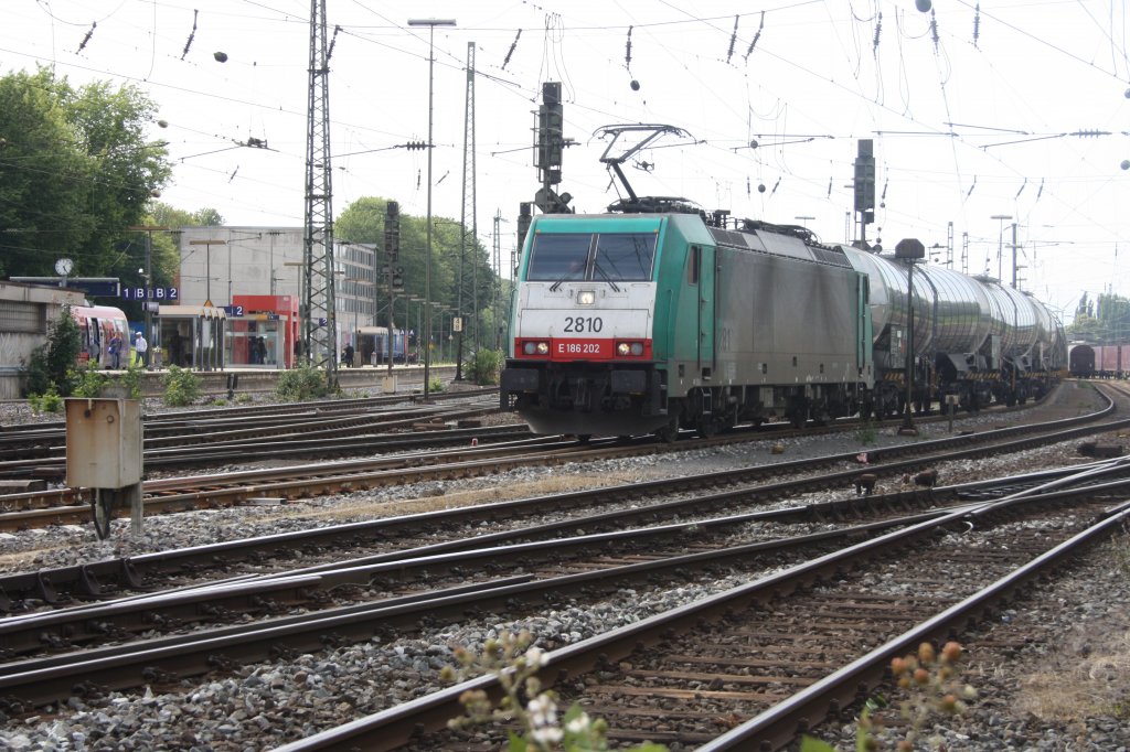 Die Cobra 2810 f�hrt mit einem Kesselwagenzug aus Ludwigshafen nach Antwerpen-BASF bei der Ausfahrt in Aachen-West nach Belgien.
19.6.2011