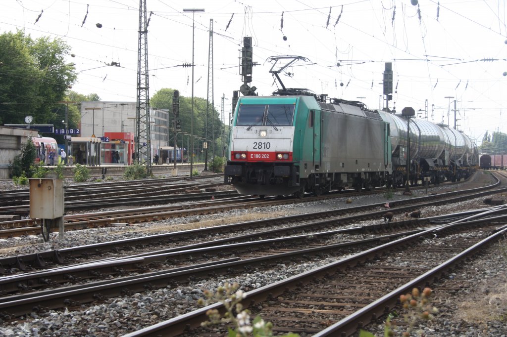 Die Cobra 2810 fhrt mit einem Kesselwagenzug aus Ludwigshafen nach Antwerpen-BASF bei der Ausfahrt in Aachen-West nach Belgien.
19.6.2011