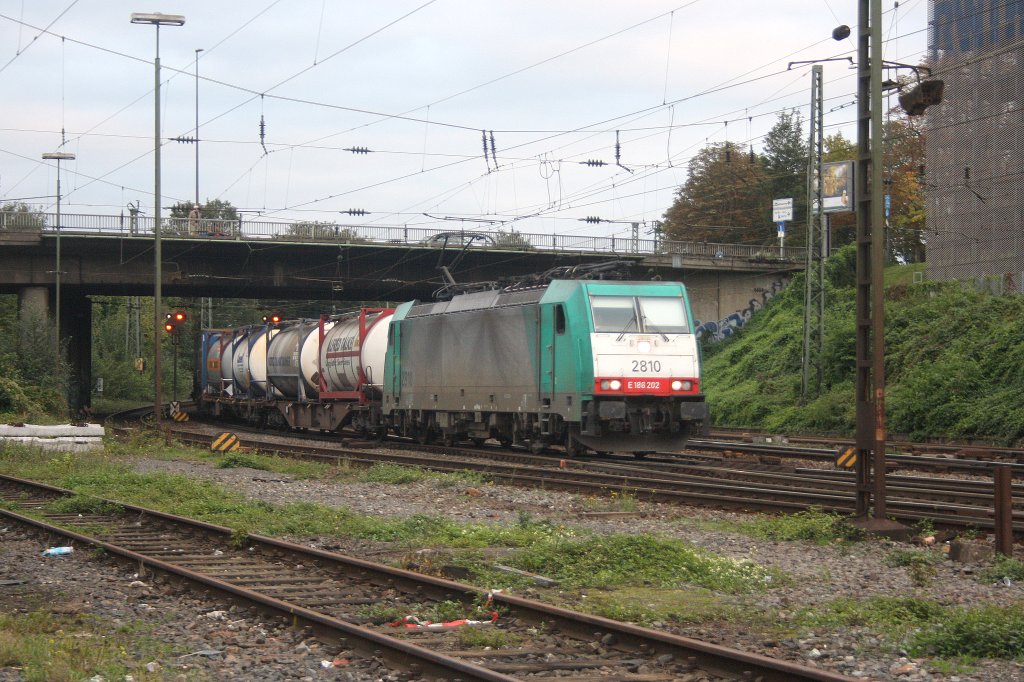Die Cobra 2810 kommt mit einem gemischten Containerzug aus Belgien nach Italien und fhrt in Aachen-West ein bei Sonne und Wolken.
20.9.2011