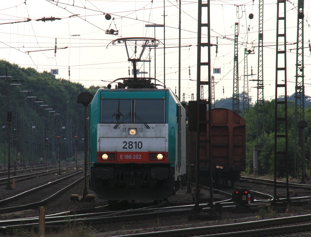 Die Cobra 2810 rangiert in Aachen-West bei Sonne und Wolken am 25.6.2012.