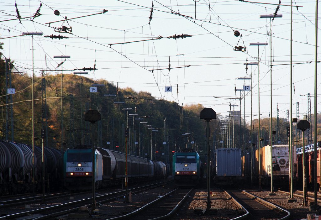 Die Cobra 2810  steht in Aachen-West  mit einem gemischten Gterzug aus Kln-Gremberg nach Antwerpen-Noord(B) bei schnem Herbstwetter am 28.10.2012.
