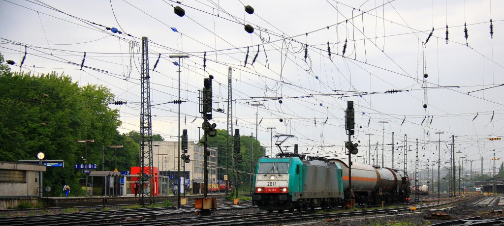 Die Cobra 2811 fhrt mit einem langen gemischten Gterzug aus  Kln-Gremberg nach Antwerpen-Noord(B) bei der Abfahrt aus Aachen-West und fhrt in Richtung Montzen/Belgien bei Regen und Gewitter am Abend des 28.5.2013.