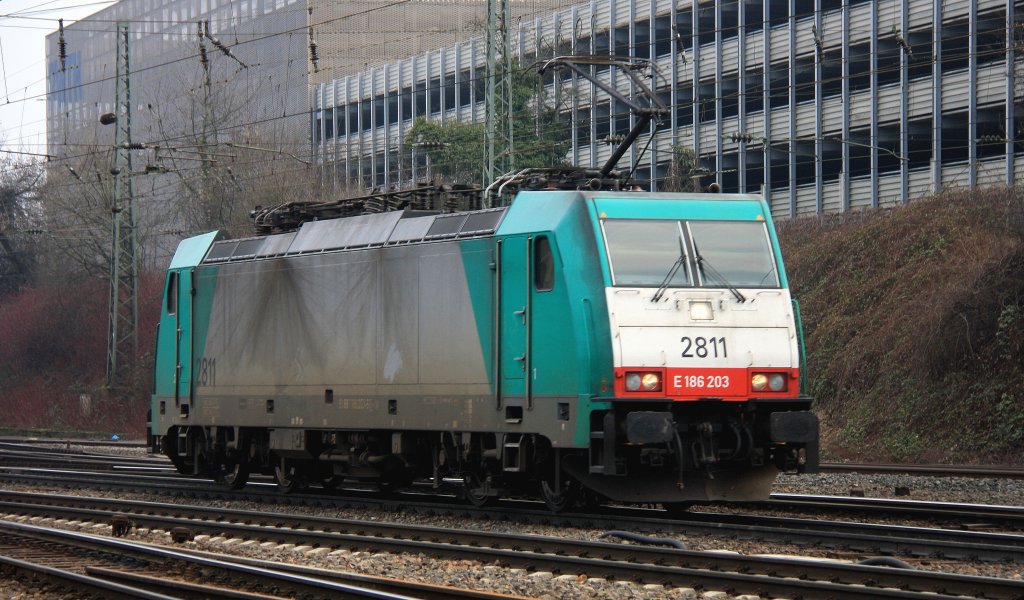 Die Cobra 2811 kommt als Lokzug aus Belgien und fhrt in Aachen-West ein bei 6 Plus Grad am 16.2.2013.