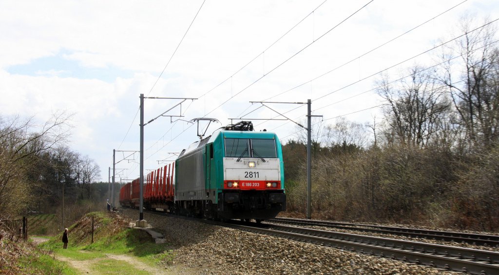 Die Cobra 2811 kommt aus Richtung Montzen-Gare(B) mit einem langen gemischten Gterzug aus Antwerpen-Noord(B) nach Kln-Gremberg und fhrt in Richtung Aachen-West. Aufgenommen an der Montzenroute bei Moresnet-Chapelle(B) bei Sonne und Wolken am 19.4.2013.