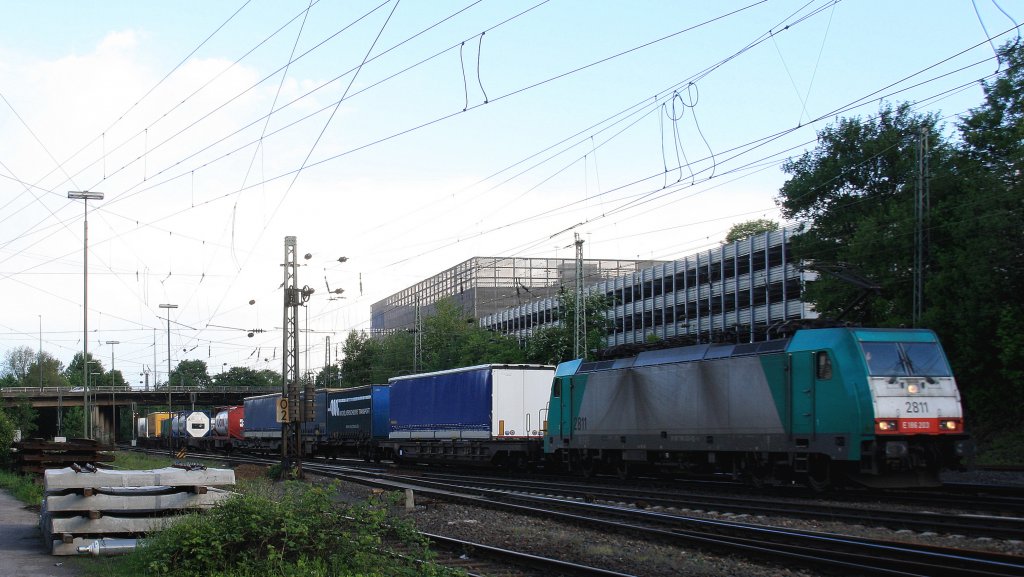 Die Cobra 2811 kommt aus Richtung Montzen/Belgien mit einem langen Containerzug aus aus Antwerpen-Oorderen(B) nach Gallarate(I) und f�hrt in Aachen-West ein in der Abendsonne am 24.5.2013.