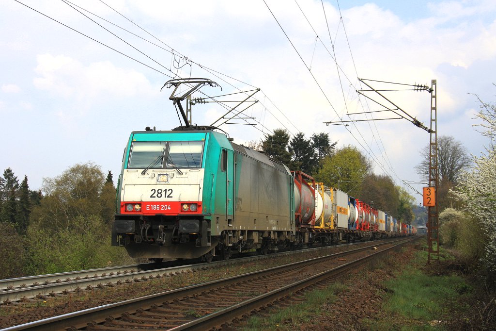 Die Cobra 2812 fhrt die Gemmenicher-Rampe hoch mit einem Containerzug von Aachen-West nach Belgien.
Aufgenommen am Gemmenicher-Weg am 13.4.2012.