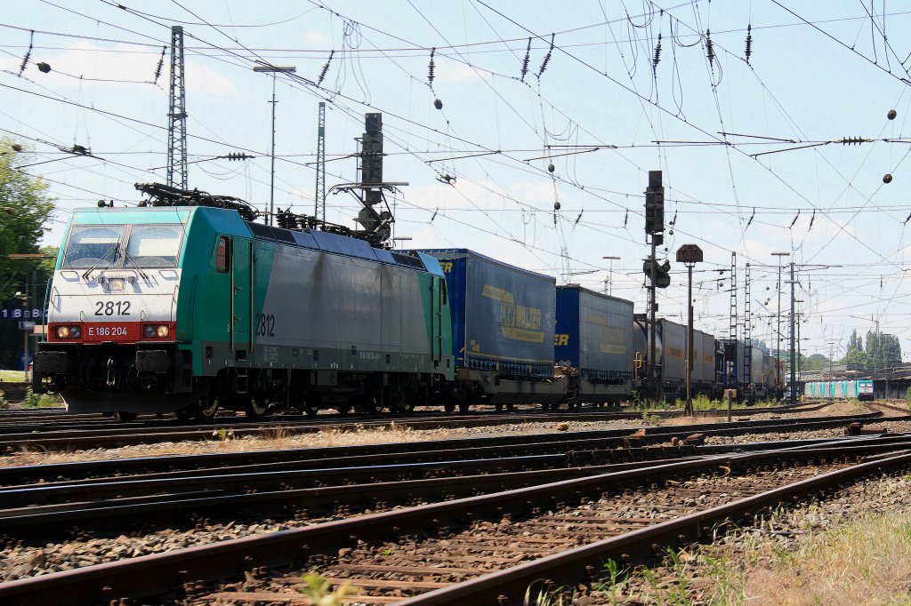 Die Cobra 2812 f�hrt mit einem Containerzug von Aachen-West nach Belgien bei Sonnenschein am 28.5.2012.