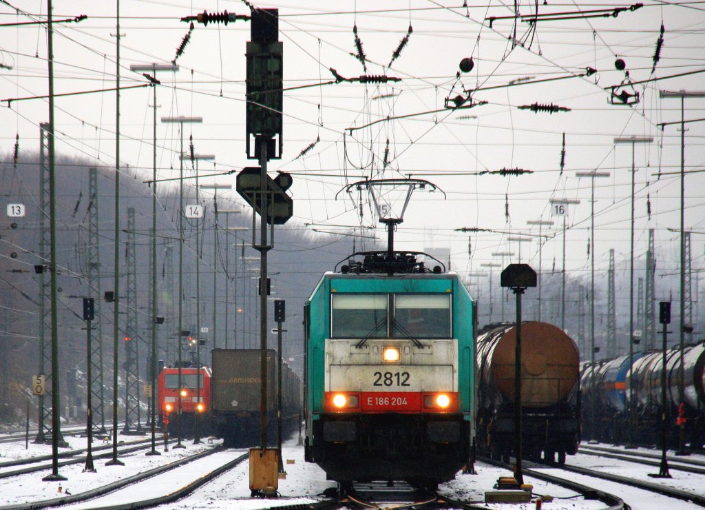 Die Cobra 2812 fhrt mit einem Containerzug aus Gallarate(I) nach Antwerpen-Oorderen(B) bei der Ausfahrt in Aachen-West und fhrt in Richtung Montzen/Belgien bei Winterwetter mit Schneeregen und Regen am 9.12.2012.