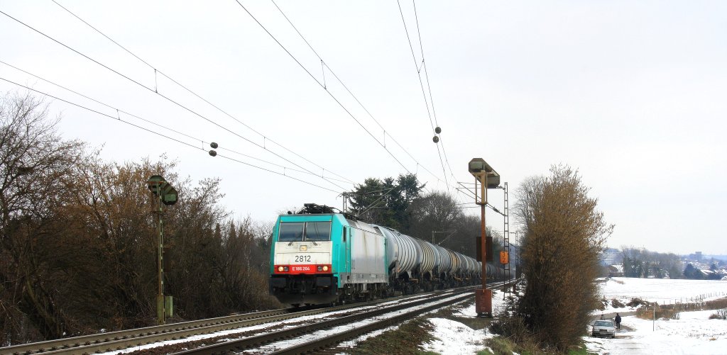 Die Cobra 2812 kommt aus Richtung Aachen-West und fhrt  die Gemmenicher-Rampe hoch mit einem langen lleerzug aus Basel(CH) nach  Antwerpen-Petrol(B) und fhrt in Richtung Montzen/Belgien.
Aufenommen an der Montzenroute am Gemmenicher-Weg bei Wolken am Kalten 15.3.2013.