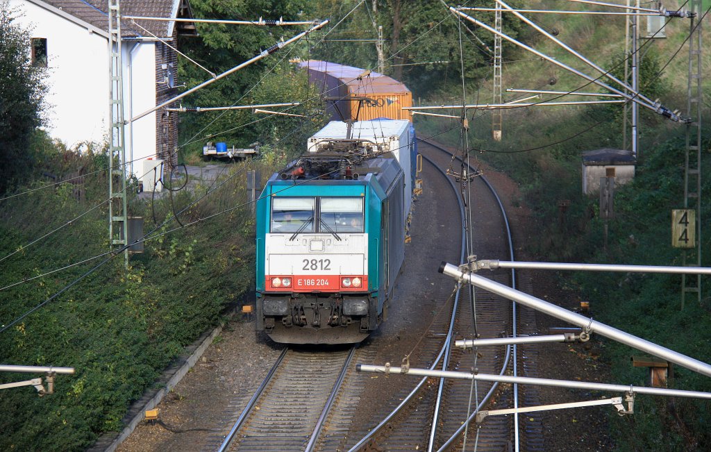 Die Cobra 2812 kommt die Gemmenicher-Rampe hochgefahren aus Richtung Aachen-West  mit einem Containerzug aus Gallarate(I) nach Zeebrugge(B) und fhrt gleich in den Gemmenicher-Tunnel hinein und fhrt in Richtung Montzen/Vise(B) bei schnem Herbstwetter.
Aufgenommen in Reinartzkehl am 12.10.2012.