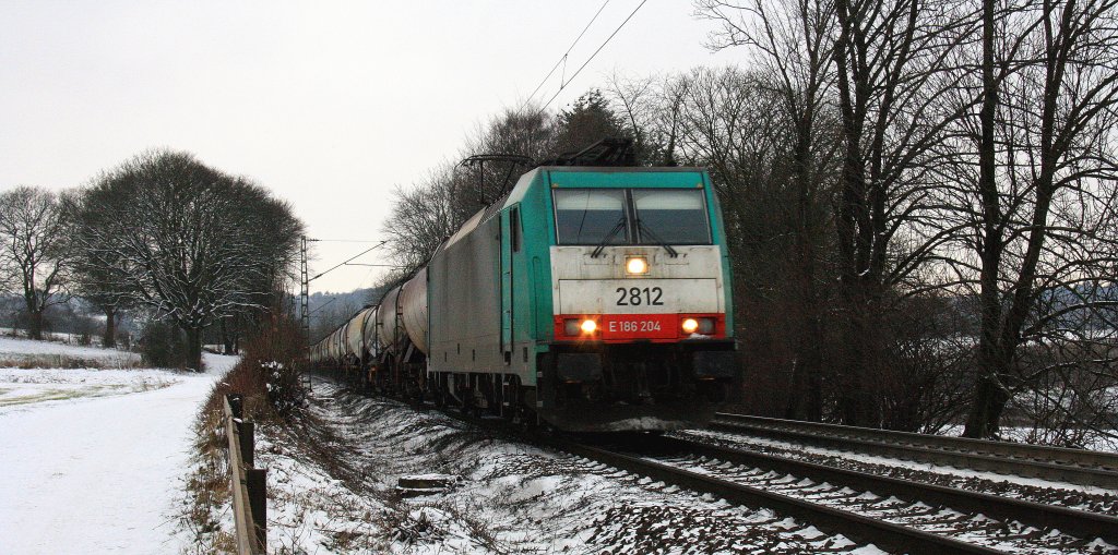 Die Cobra 2812  kommt die Gemmenicher-Rampe herunter nach Aachen-West  mit einem Kesselzug aus Antwerpen-Rhodesie(B) nach Schwedt(Oder)
Aufgenommen am Gemmenicher-Weg bei Schnee am 18.1.2013.