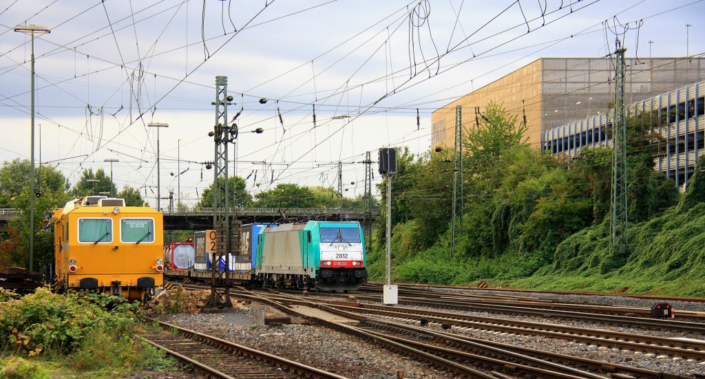 Die Cobra 2812 kommt mit einem Containerzug aus Belgien und f�hrt in Aachen-West ein bei Wolken am 18.9.2012.