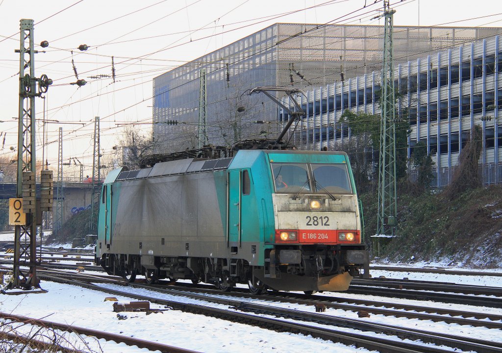Die Cobra 2812 rangiert in Aachen-West bei Schnee am 8.2.2012.