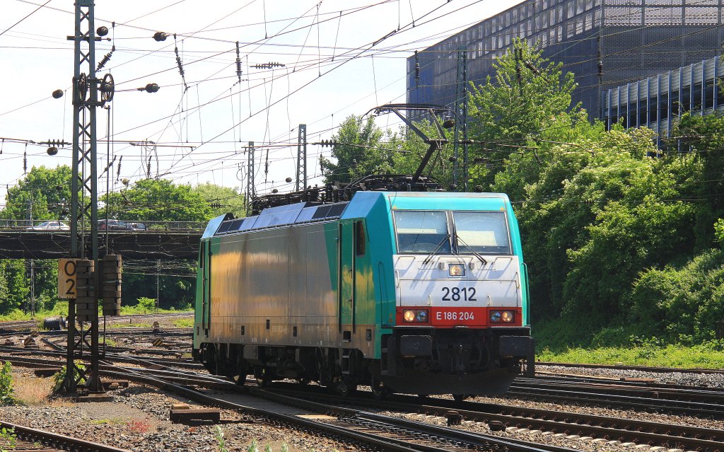 Die Cobra 2812 rangiert in Aachen-West bei Sommerwetter am 28.5.2012.
