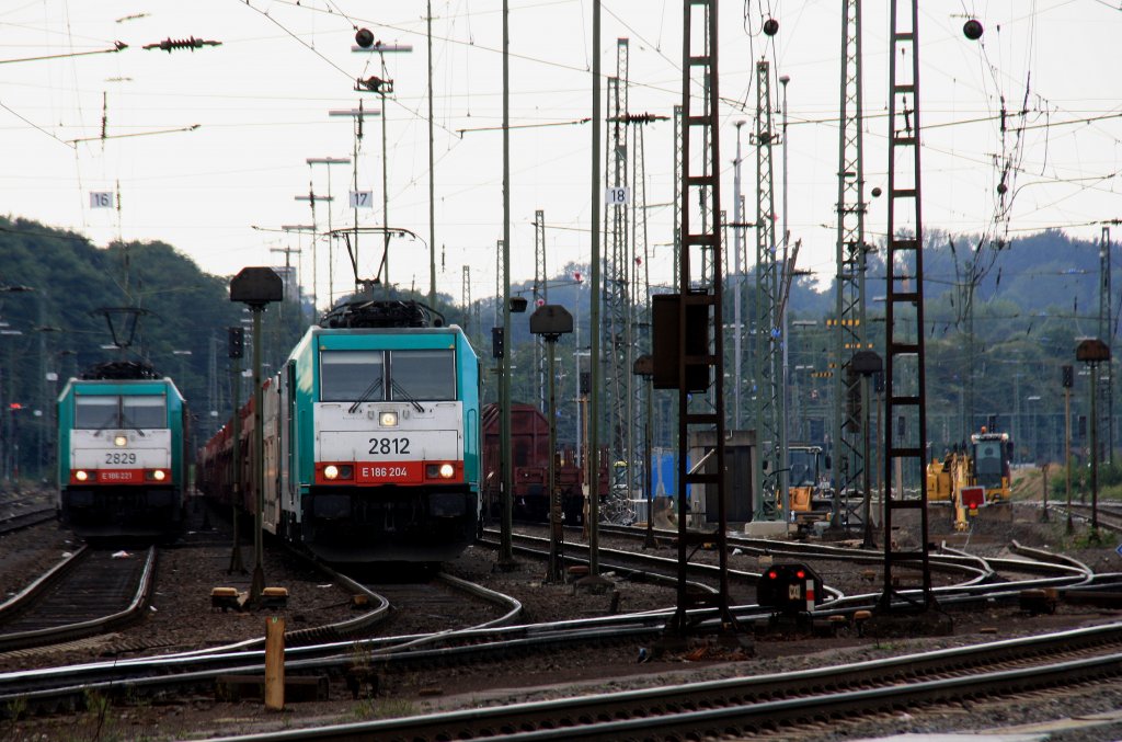Die Cobra 2812 steht in Aachen-West mit einem Autozug und wartet auf die Abfahrt nach Belgien.
Und auf dem Nebengleis steht die Cobra 2829 mit einem Autozug und wartet auf die Abfahrt nach Belgien bei Wolken am 2.9.2012.