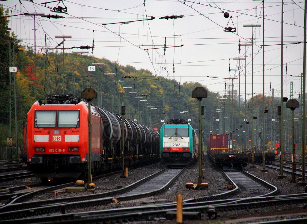 Die Cobra 2812 steht in Aachen-West mit einem gemischten G�terzug und wartet auf die Abfahrt nach Belgien.
Und auf dem Nebengleis steht die 185 010-6 DB mit einem �lzug bei Herbstwetter mit Regen am 6.10.2012.