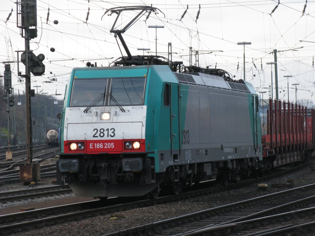 Die Cobra 2813 fhrt mit einem Gterzug von Aachen-West nach Kln.
27.11.2010