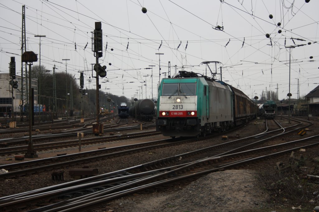 Die Cobra 2813 f�hrt mit einem Papierzug von Aachen-West nach Montzen/Belgien.
26.3.2011