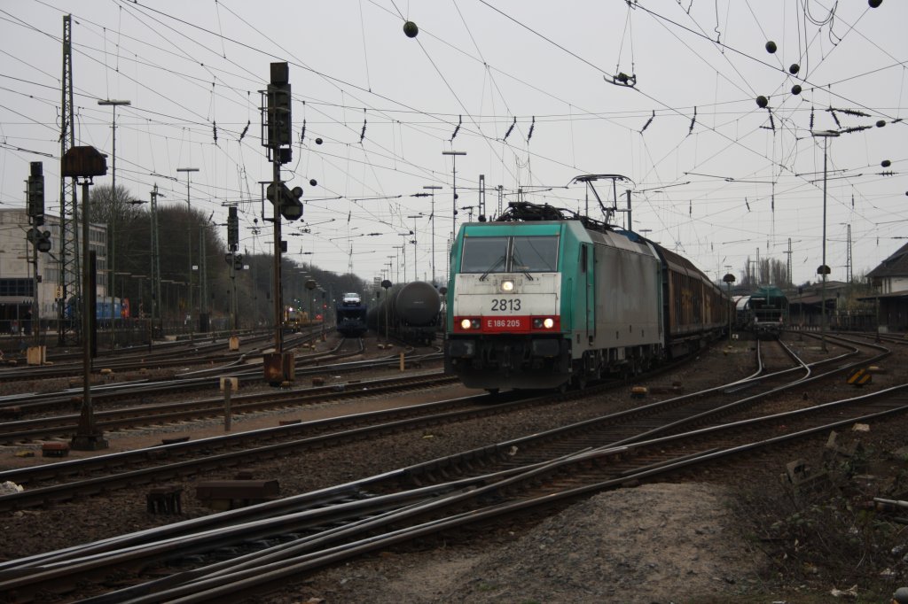 Die Cobra 2813 fhrt mit einem Papierzug von Aachen-West nach Montzen/Belgien.
26.3.2011