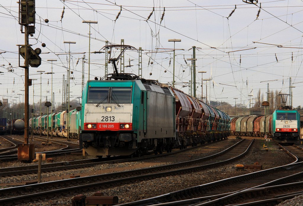 Die Cobra 2813 f�hrt mit einem Kalkleerzug aus Oberhausen nach Hermalle-Huy(B) bei der Ausfahrt von Aachen-West am 14.1.2012.